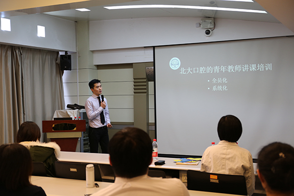 老师做了教学示范讲课,同时分享了如何成长为一名优秀教师的自身经历