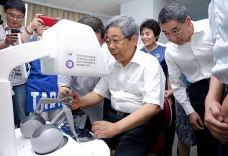 教育部党组书记、部长陈宝生考察四川大学华西口腔医院