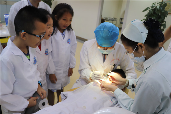 爱护牙齿从小做起 儿童牙医在行动
