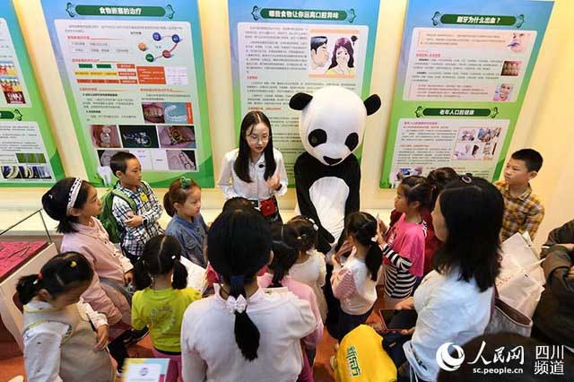 全国爱牙日前夕 川大华西口腔医院专家进校义诊