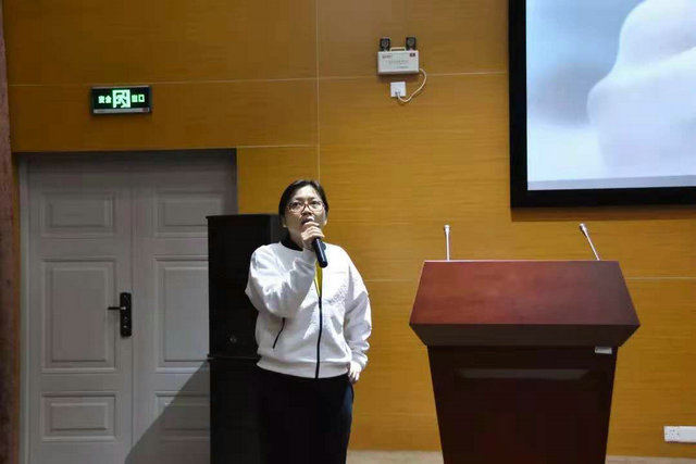 医院院长黄文霞发表讲话