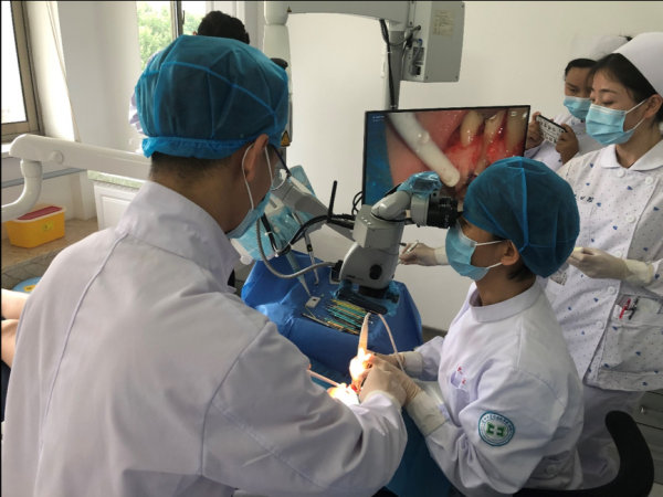 北大口腔医院潘洁主任医师来兰大口腔医院牙体牙髓科交流指导