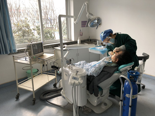 多疾病老年患者,心电监护下成功拔牙