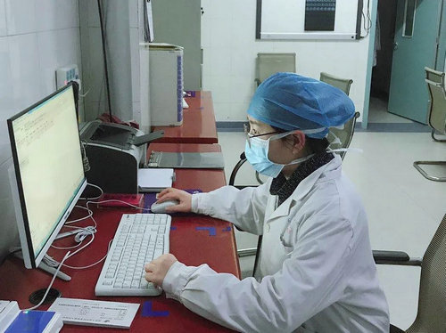 在病房值夜班的医生景俊蕊